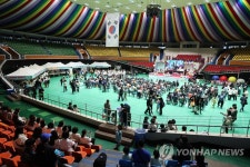 아쉽지만 실내체육관에서