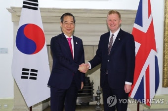 영국 부총리와 악수하는 한덕수 국무총리