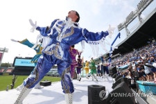 마스크 다 벗고 첫 연대 아카라카 축제…암표 25만원