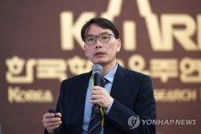 차세대소형위성 2호 개발 현황 발표하는 장태성 사업단장