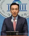 논평 발표하는 국민의힘 김민수 대변인