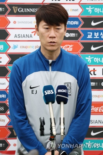 인터뷰하는 김은중 감독
