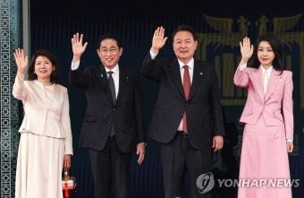 손 흔들어 인사하는 한일 정상 부부