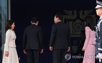 대통령실 청사 입장하는 한일 정상 부부
