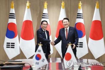 확대 회담에서 악수하는 한일 정상