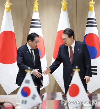 손 잡는 한일 정상