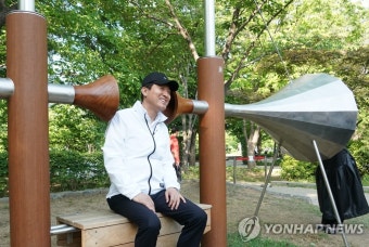 공공미술 프로젝트 설치작품 체험하는 오세훈 서울시장