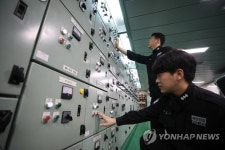 3005함 점검하는 해경 대원들