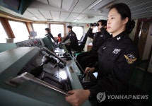 3005함 운항하는 해경 대원들