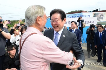인사 나누는 문재인 전 대통령과 이재명 대표