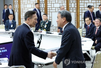 반갑게 악수하는 김관진 전 장관과 이종섭 국방장관