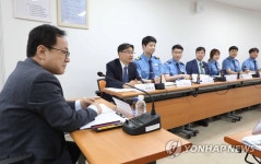 해상교통관제센터서 현장간담회 하는 김승호 처장