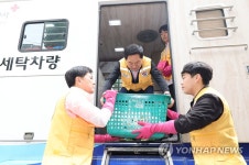 세탁 봉사활동하는 김기현 대표