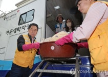 세탁 봉사활동하는 김기현 대표