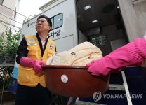 세탁 봉사활동하는 김기현 대표