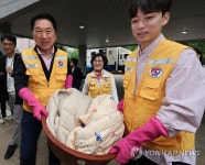 세탁 봉사활동하는 김기현 대표
