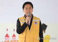 세탁 봉사활동 인사말하는 김기현
