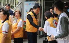 봉사자들과 인사하는 김기현