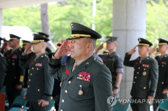 경례하는 해병대 사령관