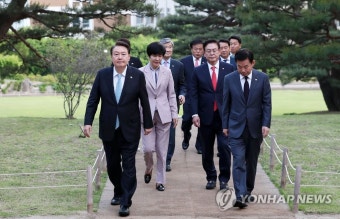 상춘재로 이동하는 윤석열 대통령과 국회의장단