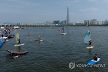 주말 맞은 윈드서핑장