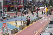 붉은색으로 조성된 홍대 일대 레드로드