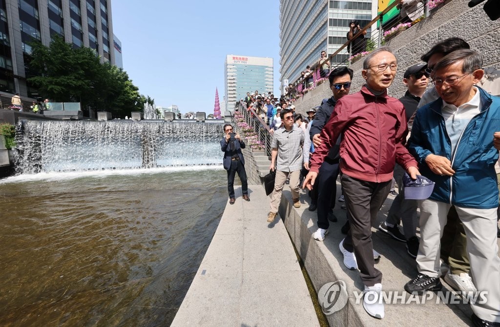 이명박 전 대통령, 20주년 청계천 산책 공개!