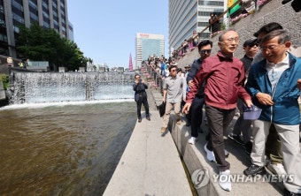 청계천 산책하는 이명박 전 대통령