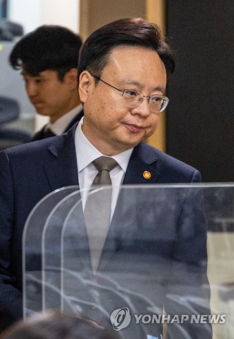 굳은 표정으로 회견장 입장하는 조규홍 보건복지부 장관