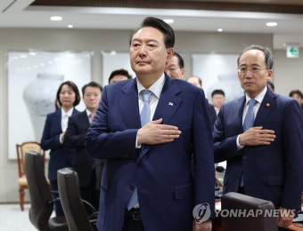 국기에 경례하는 윤석열 대통령