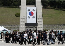 참배객 이어지는 5·18민주묘지