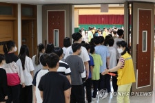 민방공 대피 훈련하는 초등학생들