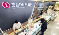 [제주공항 사람들] (18)관광객이 원한다면…제주공항 홍반장 종합관광안내센터