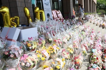 한동훈 장관 취임 1주년 축하 꽃다발이 놓인 법무부 계단