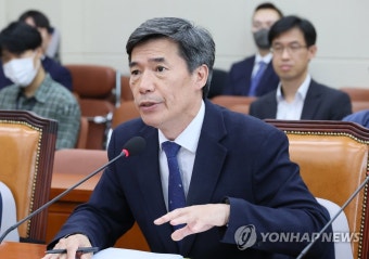 답변하는 박구연 국무조정실 1차장