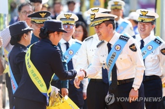 현장 경찰관들과 인사 나누는 윤희근 청장