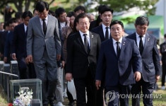 광주 망월묘역 찾은 이재명