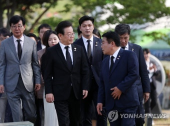 이재명 대표, 광주 망월묘역 방문