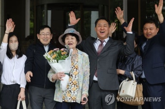 '상고심 무죄' 만세 외치는 고 박기래 씨 유족