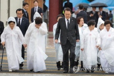 윤석열 대통령, 오월어머니회와 함께 입장