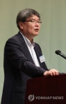 축사하는 이용성 민언련 이사