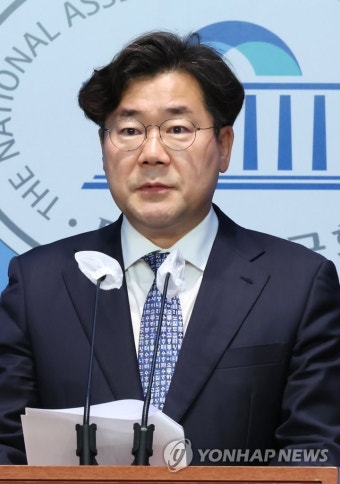 발언하는 민주당 검찰독재정치탄압대책위 박찬대 위원장