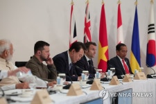 G7 정상회의 확대세션 참석한 윤석열 대통령과 젤렌스키 우크라이나 대통령