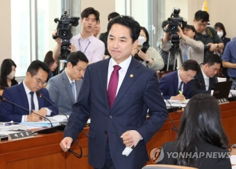 선서문 제출 뒤 자리로 돌아가는 박민식 국가보훈부 장관 후보자