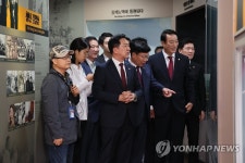 고 김영삼 전 대통령 기록전시관 기록물 살펴보는 김기현 대표
