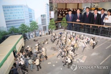 고 김영삼 전 대통령 기록전시관 기록물 살펴보는 김기현 대표