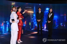 마이스테이지 설명 듣는 김건희 여사