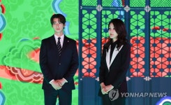 마이스테이지 설명 듣는 김건희 여사