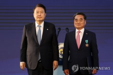 윤석열 대통령, 이상우 아이엔아이 대표에게 철탑산업훈장 포상