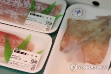 후쿠시마현의 오나하마항 수산물 시장의 광어와 오징어